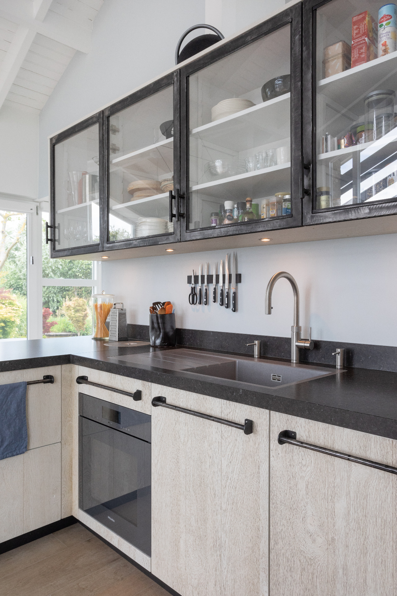 Stalen kastdeuren in moderne keuken | JudaLevison
